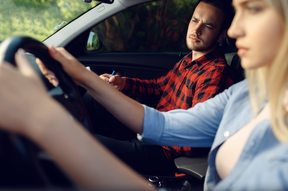 L'auto-école en ligne et le marché international : opportunités et défis