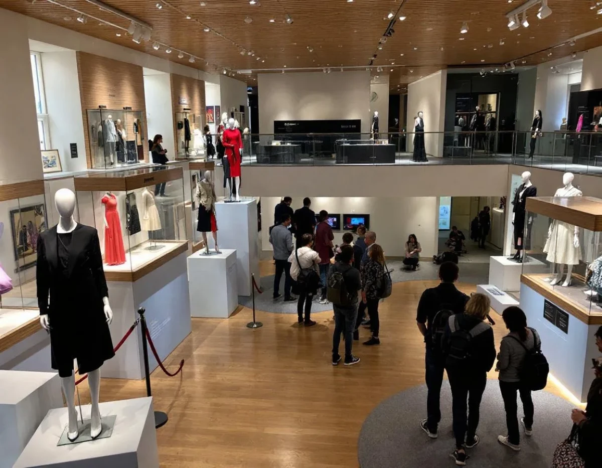 Musées : Dynamisez Vos Expositions avec des Mannequins Vitrine Élégants